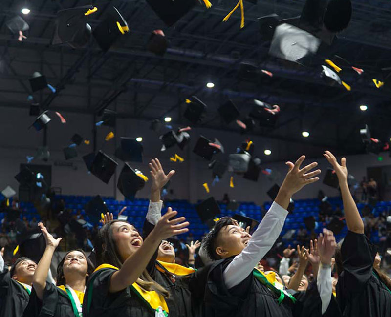 UV Toledo holds Commencement Exercises