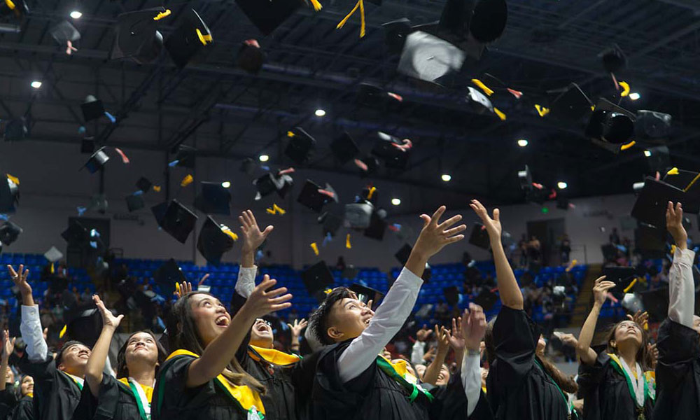 UV Toledo holds Commencement Exercises