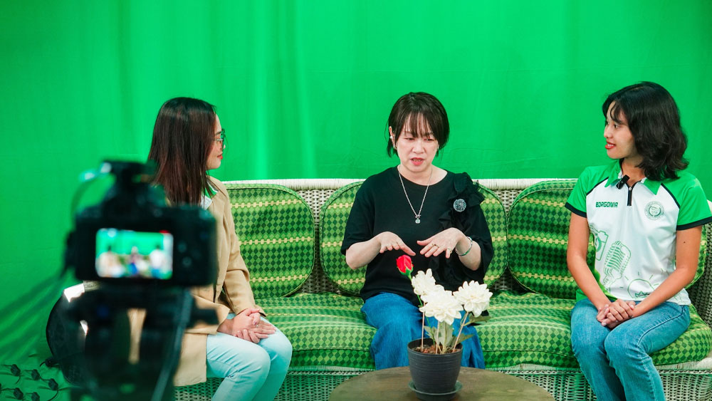 One Piece Theme Song Singer Visits UV